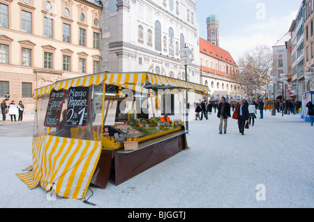 Obst-Verkäufer am Münchner Hauptverkehrsader im Winterschnee. Deutschland Stockfoto