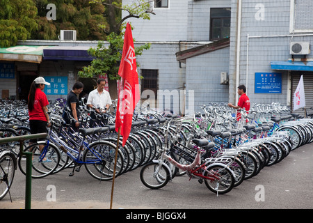 Fahrräder zum Verkauf zu Beginn des Semesters auf dem Campus der Fudan Universität in Shanghai, China Stockfoto