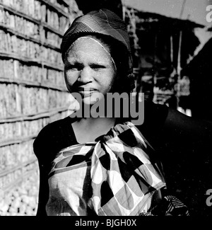 Afrika, 1950er Jahre. Foto von J Allan Cash einer Frau aus Mosambik, Afrika, zeigt das Make-up im Gesicht. Stockfoto