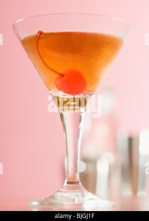 Manhattan mit cocktail-Kirsche- Stockfoto