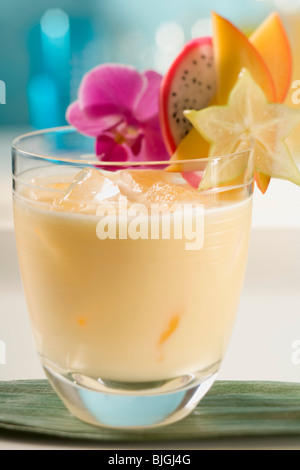Mango Lassi mit frischem Obst- Stockfoto