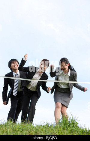 Unternehmer und Unternehmerinnen Überschreiten der Ziellinie Stockfoto