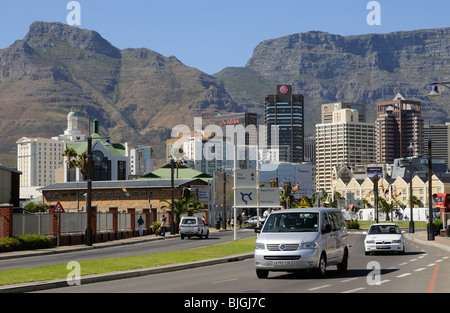 Cape Town South Africa Fahrzeuge auf zweispurigen Straße am Rande der Stadt mit einer Kulisse des Hotel & Business district Stockfoto