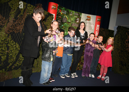 Gruppe der Kinder in A Museum Wildlife Präsentation von tropischen Inc Holding retikuliert Python Python reticulatus Stockfoto