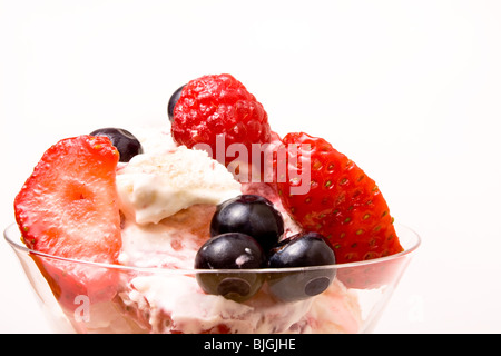 Eton Chaos ein traditionelles Englisch Sommer Dessert aus gebrochen Baiser, Sahne und Früchten im Sommer. Stockfoto