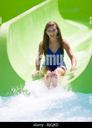 junge Frau auf einer Wasserrutsche Stockfoto