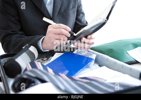 Geschäftsmann in ein Tagebuch zu schreiben Stockfoto