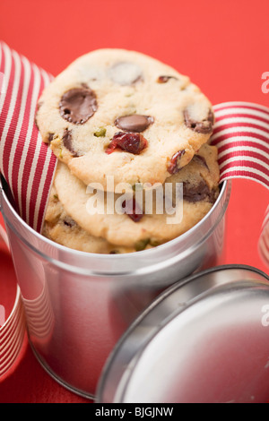 Schokoladenkekse mit Preiselbeeren in Keksdose- Stockfoto