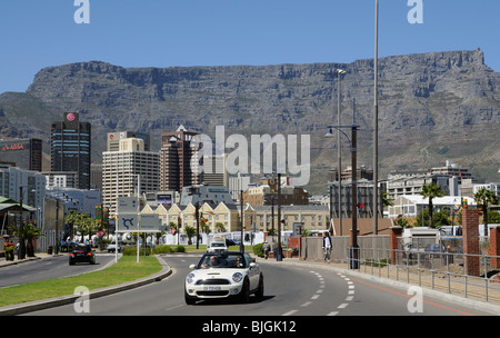 Cape Town South Africa Fahrzeuge auf zweispurigen Straße am Rande der Stadt mit einer Kulisse des Hotel & Business district Stockfoto