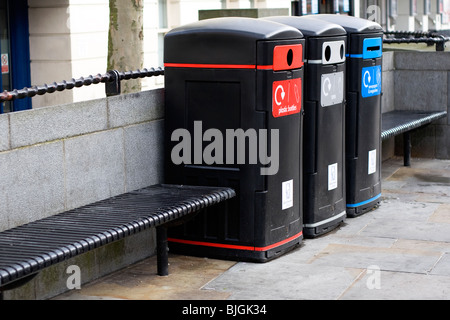 Eine Reihe von recycling-Behälter in der Innenstadt Stockfoto