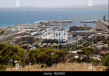 Entwicklung der Küstengebiete von Freizeiteinrichtungen, Hotels, Waterfront und Luxus-Gehäuse auf Table Bay in Cape Town, South Africa Stockfoto