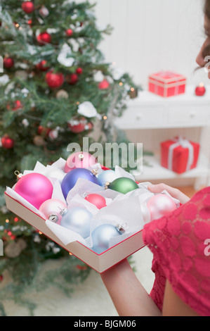 Frau Betrieb von Christbaumkugeln Feld- Stockfoto