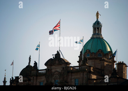 Fahnen über die Bank of Scotland-zentrale an der Spitze des Hügels in Edinburgh, Schottland. Stockfoto