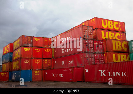 Reihen von UBC gestapelten Containern an Bulmers Container Yard, Teesside, Middlesbrough, North Yorkshire, UK Stockfoto