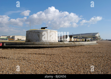 Martello-Turm am Strand von Seaford in East Sussex. England Stockfoto