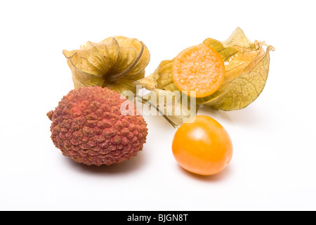 Gruppe von Physalis auch bekannt als chinesische Laterne mit Lychee oder Chinesische Stachelbeere auf weißen Hintergrund isoliert. Stockfoto