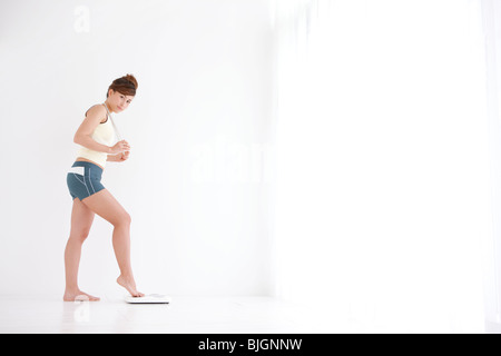 Frau mit nur ihre Zehen auf der Waage Stockfoto
