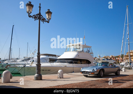 Jaguar e-Type V12 auf den Yachthafen von Sotogrande Spanien geparkt Stockfoto