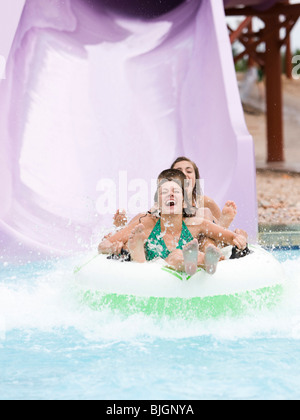 Jugendliche in einem Wasserpark Stockfoto