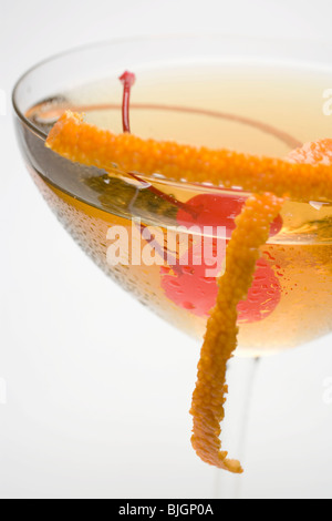 Manhattan mit cocktail-Kirsche und Orangenschale (Nahaufnahme)- Stockfoto