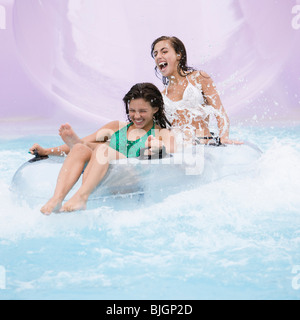 Jugendliche in einem Wasserpark Stockfoto