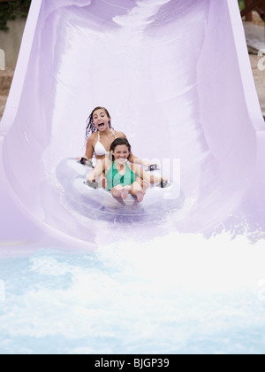 Jugendliche in einem Wasserpark Stockfoto