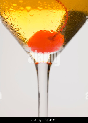 Manhattan mit Cocktailkirsche (Detail)- Stockfoto