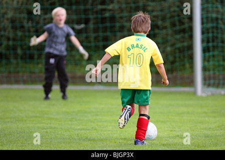 Elfmeterschießen bei jungen Fußball-Training, Berlin, Deutschland Stockfoto