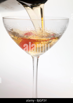 Manhattan aus cocktail-Shaker in Glas gießen- Stockfoto