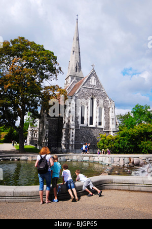 St. Alban-Kirche (Dänisch: Albanskirken, auch bekannt als die englische Kirche), anglikanische Kirche nächsten Gefion Fountain in Kopenhagen, Dänemark. Stockfoto