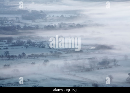 Die Hope Valley eingehüllt in Nebel im Morgengrauen in der Peak District National Park Stockfoto