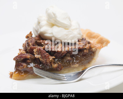 Pekannuss-Torte mit Sahne Stück- Stockfoto