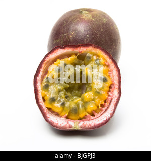 Passionsfrucht/Maracuja eine geschnittene isolierten Agaginst weißen Hintergrund. Stockfoto