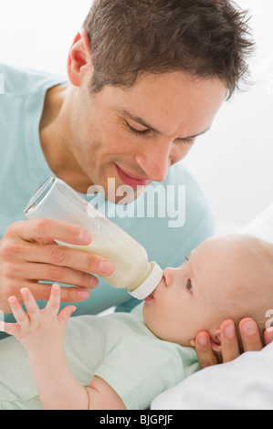 Vater Fütterung baby Stockfoto