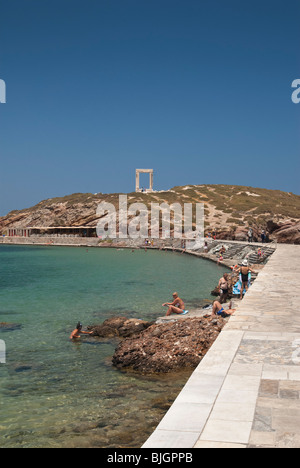 Menschen im Meer entlang der Causeway führt zu den Apollo-Tempel auf der Insel Palatia, Naxos, Griechenland Stockfoto
