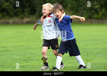 Jungs beim Fußballtraining, Berlin, Deutschland Stockfoto