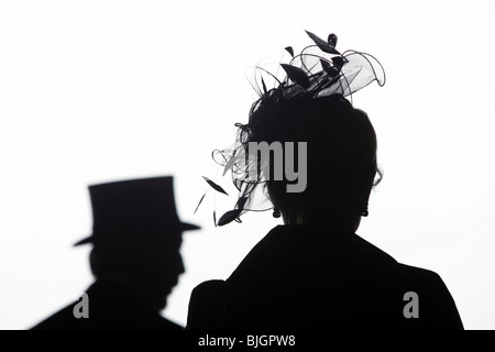 Silhouetten von Mann und Frau tragen Hüte, Royal Ascot, Großbritannien Stockfoto