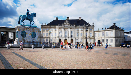 Schloss Amalienborg in Kopenhagen, Dänemark, ist die Heimat der dänischen Königsfamilie. Stockfoto