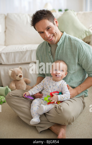 Vater mit Baby sitzen Stockfoto