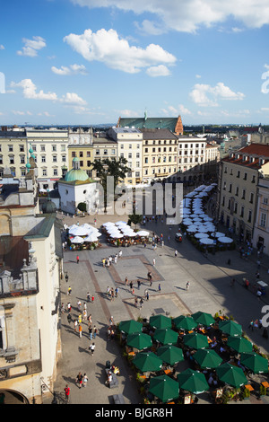 Ansicht der Straßencafés im Hauptmarkt (Rynek Glowny), Krakau, Polen Stockfoto