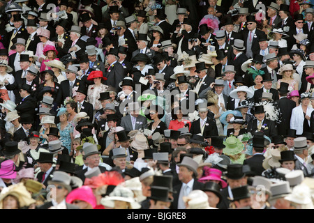 Zuschauer bei einer Pferderennbahn, Royal Ascot, Großbritannien Stockfoto