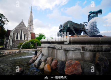 Gefion Fountain (Dänisch: Gefionspringvandet) und St. Alban-Kirche in Langelinie Park, Kopenhagen, Dänemark. Stockfoto
