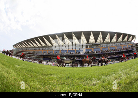 Königin Elisabeth II. in ihrem Wagen auf der Royal Ascot Racecourse, Großbritannien Stockfoto