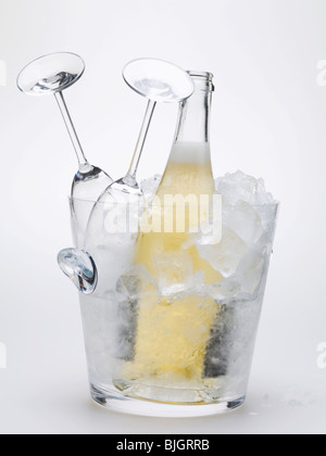 Flasche Sekt & zwei leere Gläser Wein im Eiskübel- Stockfoto