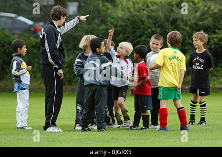 Jungs beim Fußballtraining, Berlin, Deutschland Stockfoto