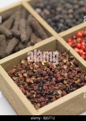 Gewürze und getrocknete Beeren in hölzernen Behälter- Stockfoto