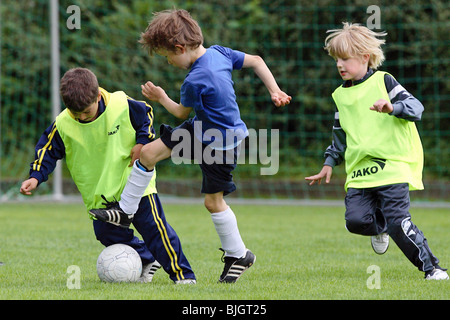 Jungs beim Fußballtraining, Berlin, Deutschland Stockfoto
