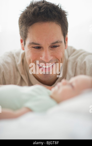 Vater lächelnd an baby Stockfoto