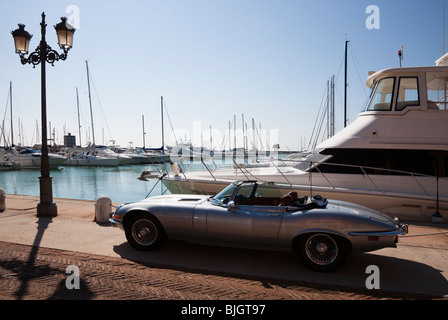 V12 Jaguar e-Type geparkt am Hafen von Sotogrande, Spanien Stockfoto