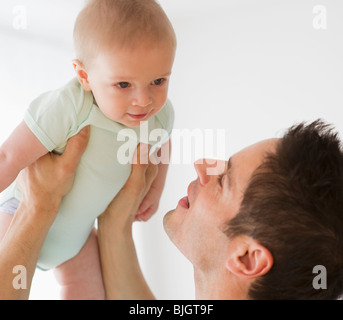 Vater Holding baby Stockfoto